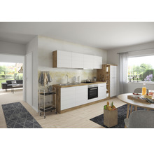 Helle Küche mit weißen Schränken und Holzarbeitsplatte, Essbereich und Blick in ein Wohnzimmer