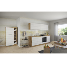 Helle Küche mit weißen Fronten und Holzdekor, Esstisch und Küchenwagen