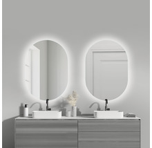 Badezimmer mit Doppelwaschtisch, zwei beleuchteten Spiegeln und grauen Unterschränken.