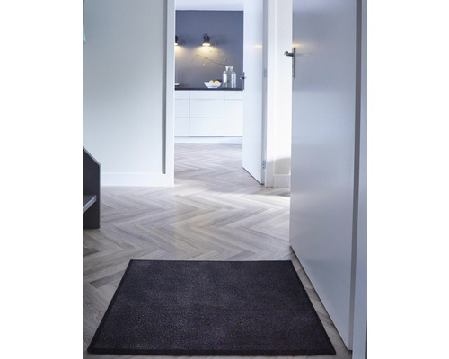 Flur mit Fußmatte, Holzboden und Blick in die Küche