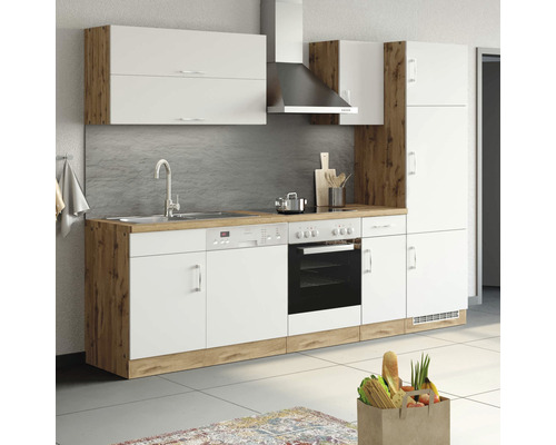 Küchenzeile mit Spüle, Geschirrspüler, Herd, Ofen, Dunstabzugshaube und Hängeschränken