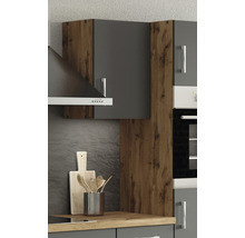 Küchenszene mit Küchenschränken, Dunstabzugshaube und Arbeitsplatte