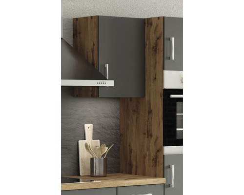 Küchenszene mit Küchenschränken, Dunstabzugshaube und Arbeitsplatte