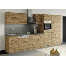 Komplette Küche mit Spüle, Geschirrspüler, Herd, Dunstabzugshaube und Backofen in Holzoptik