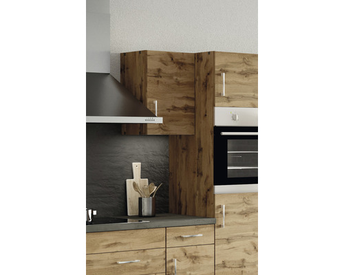 Küchenzeile mit Dunstabzugshaube, Schränken und Schubladen im Holzdesign