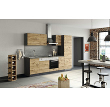 Moderne Küche mit Holzoptik, Spüle, Herd, Dunstabzugshaube und Weinflaschenregal für die Kücheneinrichtung