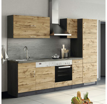 Küchenzeile mit Spüle, Geschirrspüler, Herd, Dunstabzugshaube und Hängeschränken im Holzdesign