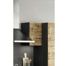 Küchenecke mit Dunstabzugshaube und Holzschränken