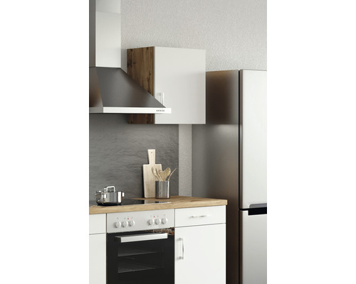 Küchenszene mit Dunstabzugshaube, Hängeschrank und Elektroherd