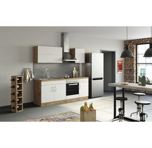 Helle Küche mit Küchenzeile, Esstisch und Weinregal