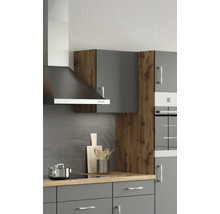 Küchenecke mit Dunstabzugshaube, Spüle, Kochfeld und Hängeschrank