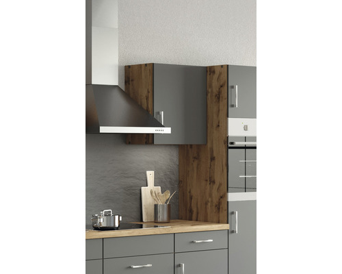 Küchenecke mit Dunstabzugshaube, Spüle, Kochfeld und Hängeschrank