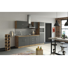 Moderne Küche mit grauen Schränken, Holzelementen und einem Weinflaschenregal