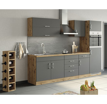 Graue Küche mit Holzoptik, Spüle, Kochfeld, Dunstabzugshaube, Ofen und Weinregal