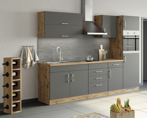 Graue Küche mit Holzoptik, Spüle, Kochfeld, Dunstabzugshaube, Ofen und Weinregal