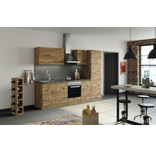 Moderne Küche mit Holzfronten, Spüle, Herd, Dunstabzugshaube und Weinflaschenregal