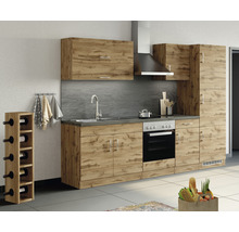 Küchenzeile mit Hängeschränken, Spüle, Herd, Dunstabzugshaube und Weinflaschenregal