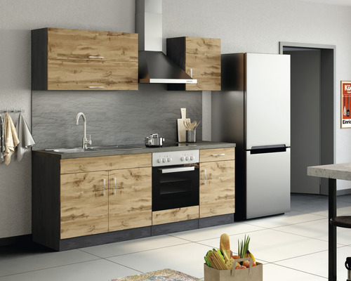 Küchenzeile mit Spüle, Kochfeld, Backofen, Dunstabzugshaube und Kühlschrank in einer hellen Küche