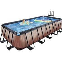 Rechteckiger Pool mit Holzverkleidung und zwei Kindern im Wasser, inklusive Leiter