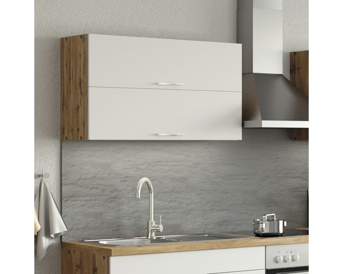 Hängeschrank im Küchenbereich mit Spüle und Dunstabzugshaube