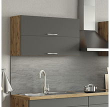 Küchenszene mit Hängeschrank in Holzoptik und Dunstabzugshaube