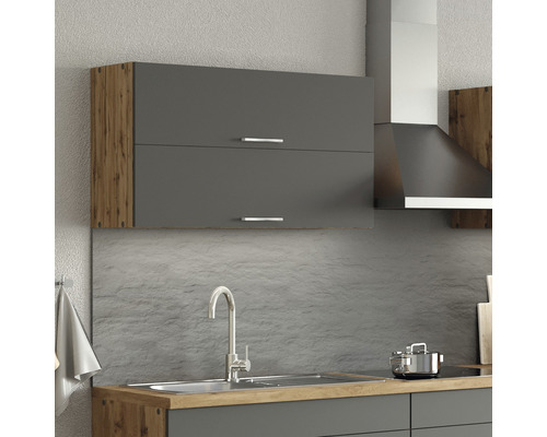 Küchenszene mit Hängeschrank in Holzoptik und Dunstabzugshaube