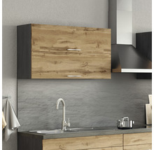 Küchenszene mit Hängeschrank im Holzdekor und Spüle