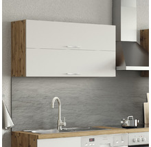 Küchenszene mit Hängeschrank, Spüle und Armatur