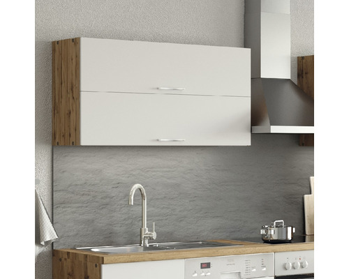 Küchenszene mit Hängeschrank, Spüle und Armatur