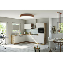 Helle Küche mit Holzdetails, Essbereich und Tageslicht