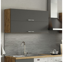 Hängeschrank mit zwei grauen Türen und silberfarbenen Griffen in einer Küche