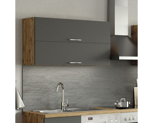 Hängeschrank mit zwei grauen Türen und silberfarbenen Griffen in einer Küche