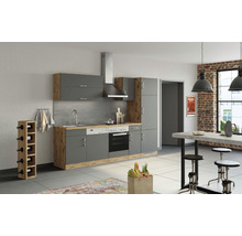 Moderne Küche mit grauen Fronten und Holzakzenten, inklusive Spüle, Herd, Dunstabzugshaube und Weinflaschenregal.