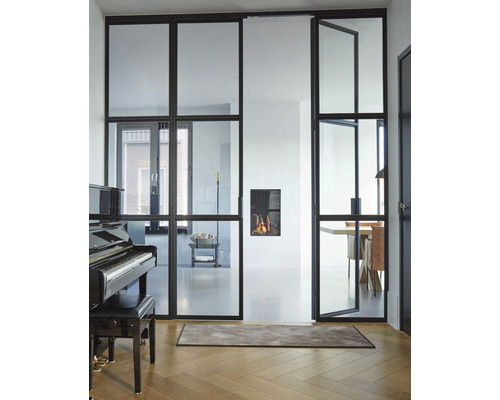 Helles Wohnzimmer mit Glastüren mit Rahmen, Klavier und Kamin