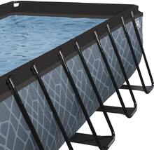 Detailansicht eines rechteckigen Schwimmbeckens mit Stahlrahmen und Wasseroberfläche