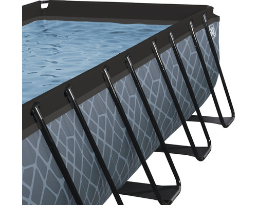 Detailansicht eines rechteckigen Schwimmbeckens mit Stahlrahmen und Wasseroberfläche