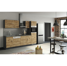 Helle Küche mit Küchenzeile, Dunstabzugshaube und Kühlschrank