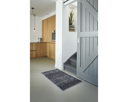 Innenraum mit Teppich, Treppe und Holzküche