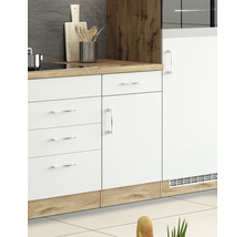 Küchenzeile mit weißen Schränken und Holzarbeitsplatte