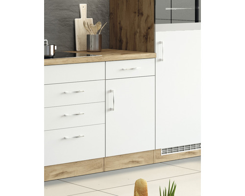 Küchenzeile mit weißen Schränken und Holzarbeitsplatte