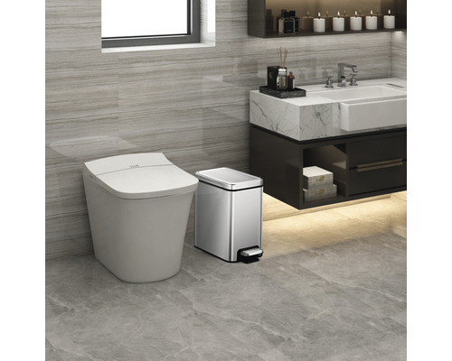 Modernes Badezimmer mit Toilette, Abfalleimer und Waschtisch