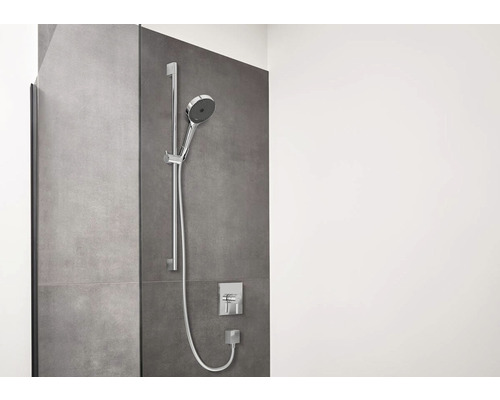 Duschset mit Handbrause, Brausestange und Thermostatmischer an grauer Wand