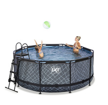Rundes Aufstellbecken mit Leiter und zwei Personen im Wasser, eine davon versucht einen Ball zu fangen.