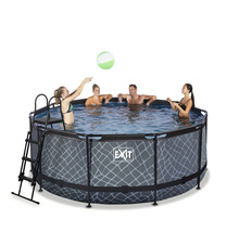 Rundes Schwimmbecken mit Leiter und vier Personen im Wasser, die einen Ball spielen