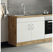 Küchenzeile mit Spüle, Wasserhahn, Schrank und Herd