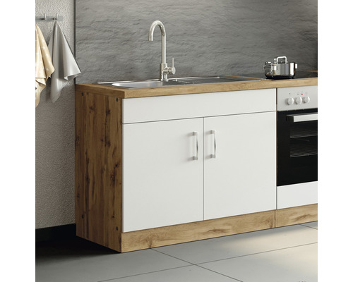 Küchenzeile mit Spüle, Wasserhahn, Schrank und Herd