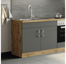 Küchenzeile mit Spüle, Wasserhahn, Kochfeld und Backofen