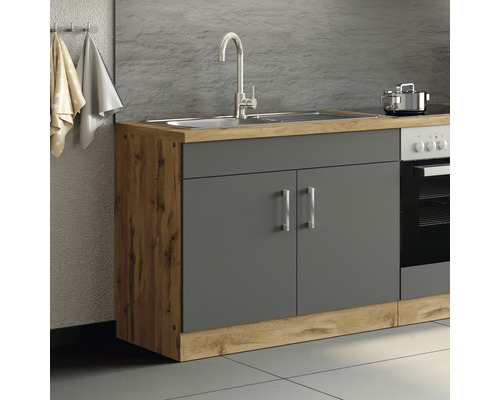 Küchenzeile mit Spüle, Wasserhahn, Kochfeld und Backofen