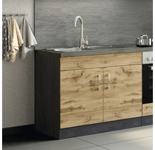 Küchenzeile mit Spüle, Wasserhahn und Holzdekor