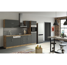 Moderne Küche mit grauen Schränken, Spüle, Elektrogeräten und Holzarbeitsplatte.